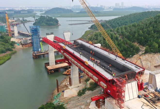 pg电子平台登录入口桥梁建造的意义非凡：主塔精造与成华钢丝绳索具保障并行